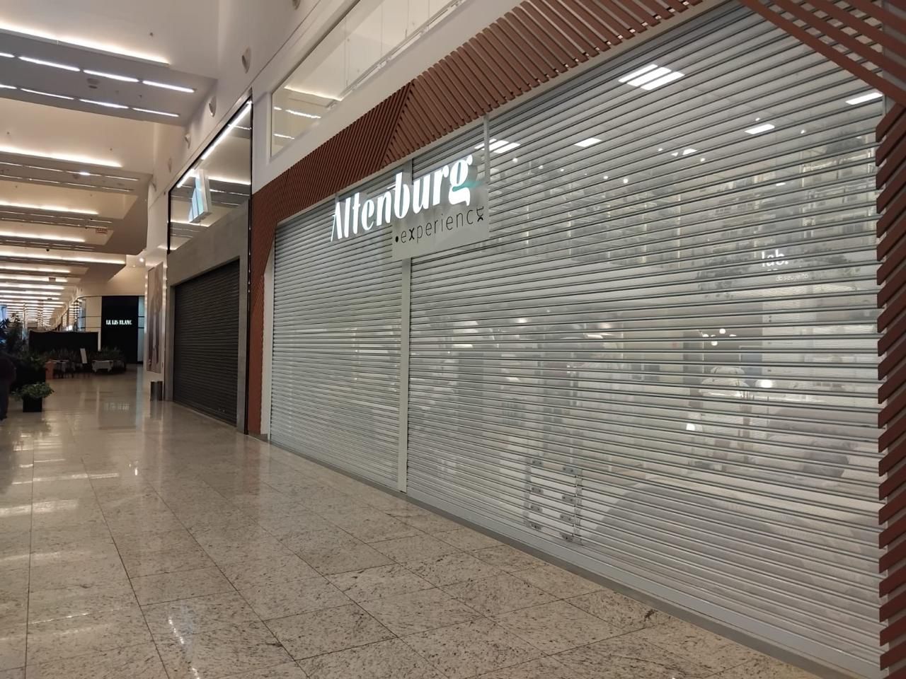 Porta de enrolar de aço Altenburg em shopping