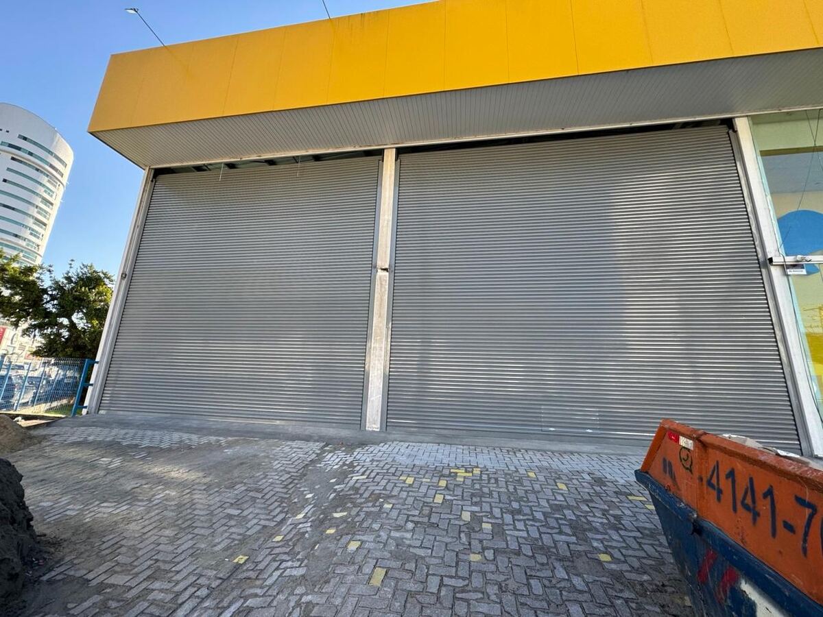 Porta de enrolar dupla em fachada comercial