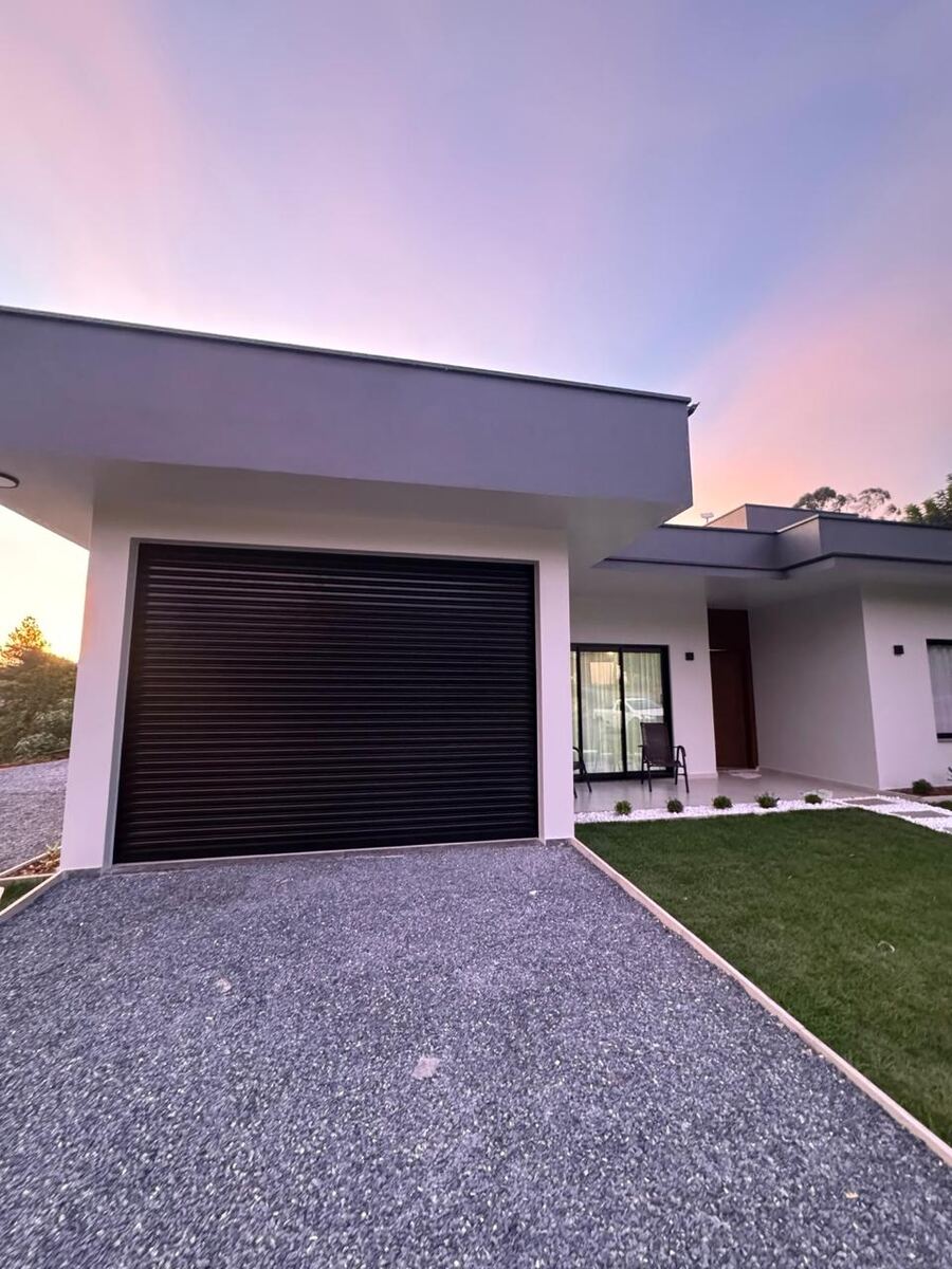 Porta de enrolar residencial preta