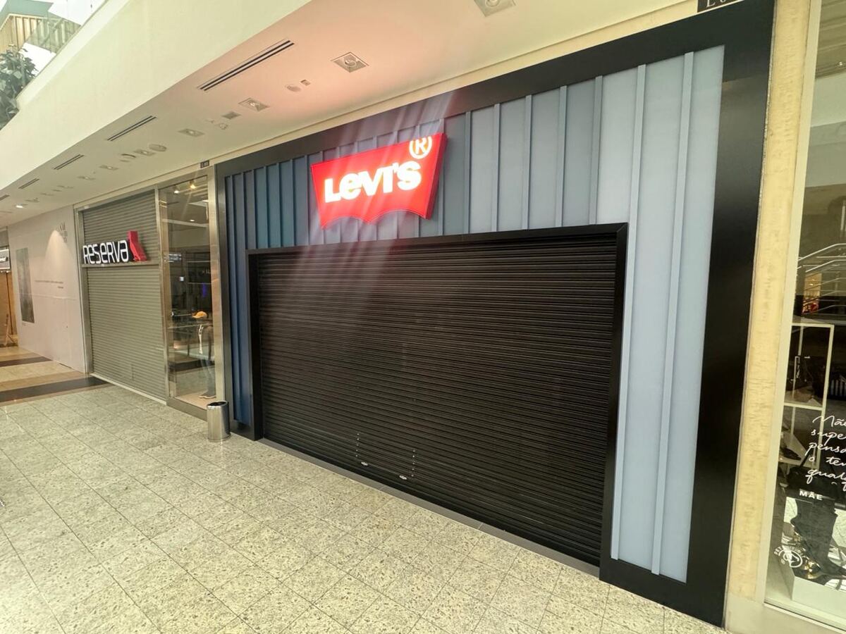 Porta de enrolar Levi's em shopping
